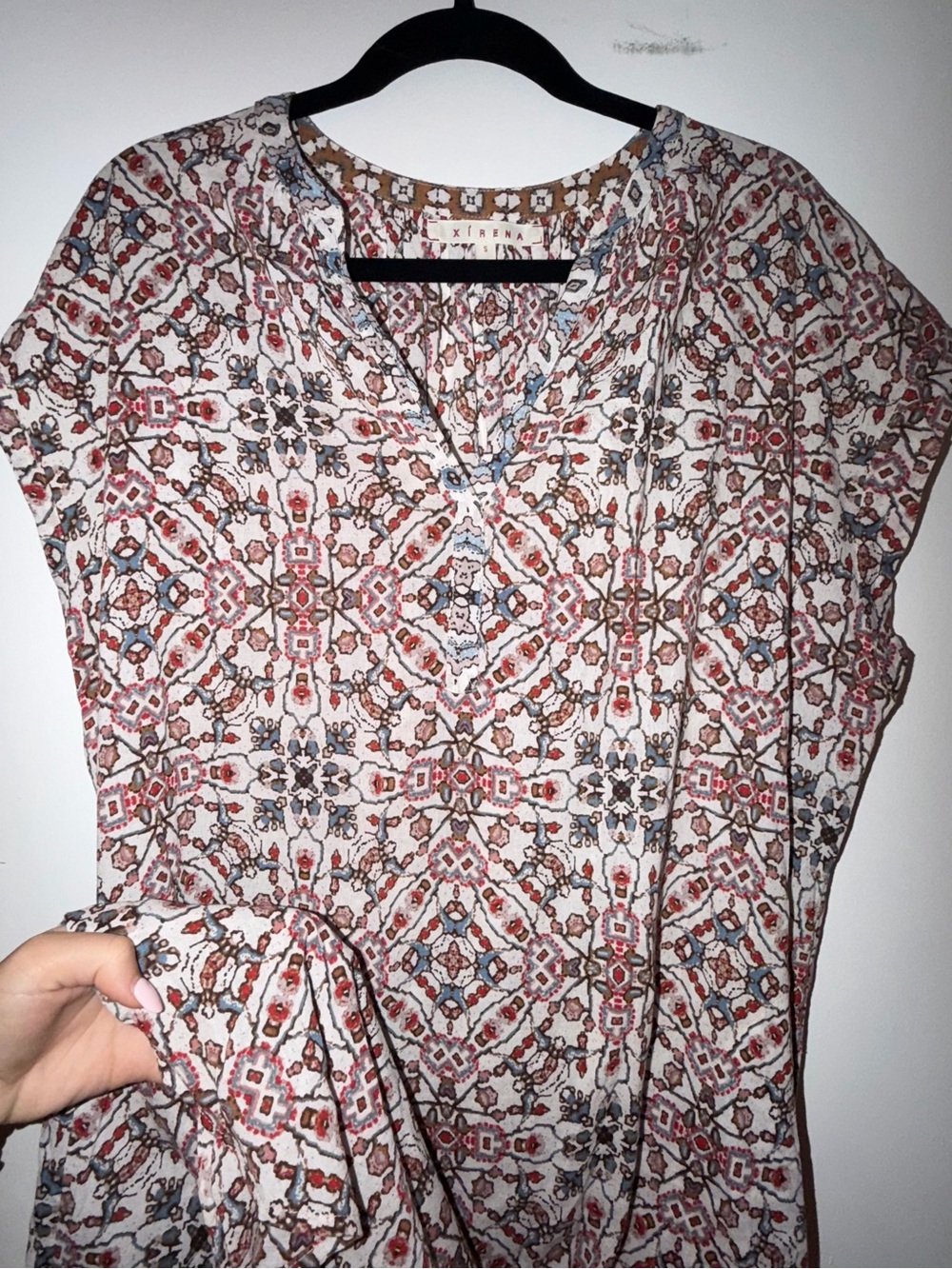 XiRENA Printed V-Neck Dress in Cream, Rust & Blue